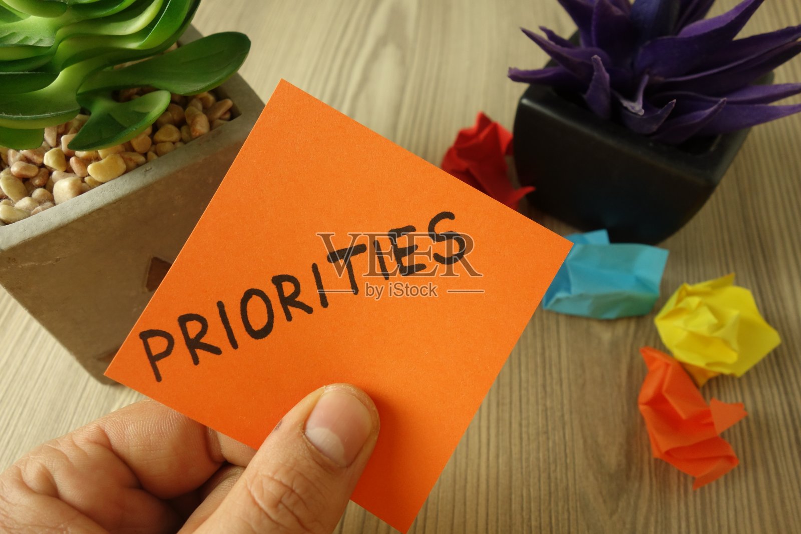 手写在便利贴上的单词优先级照片摄影图片