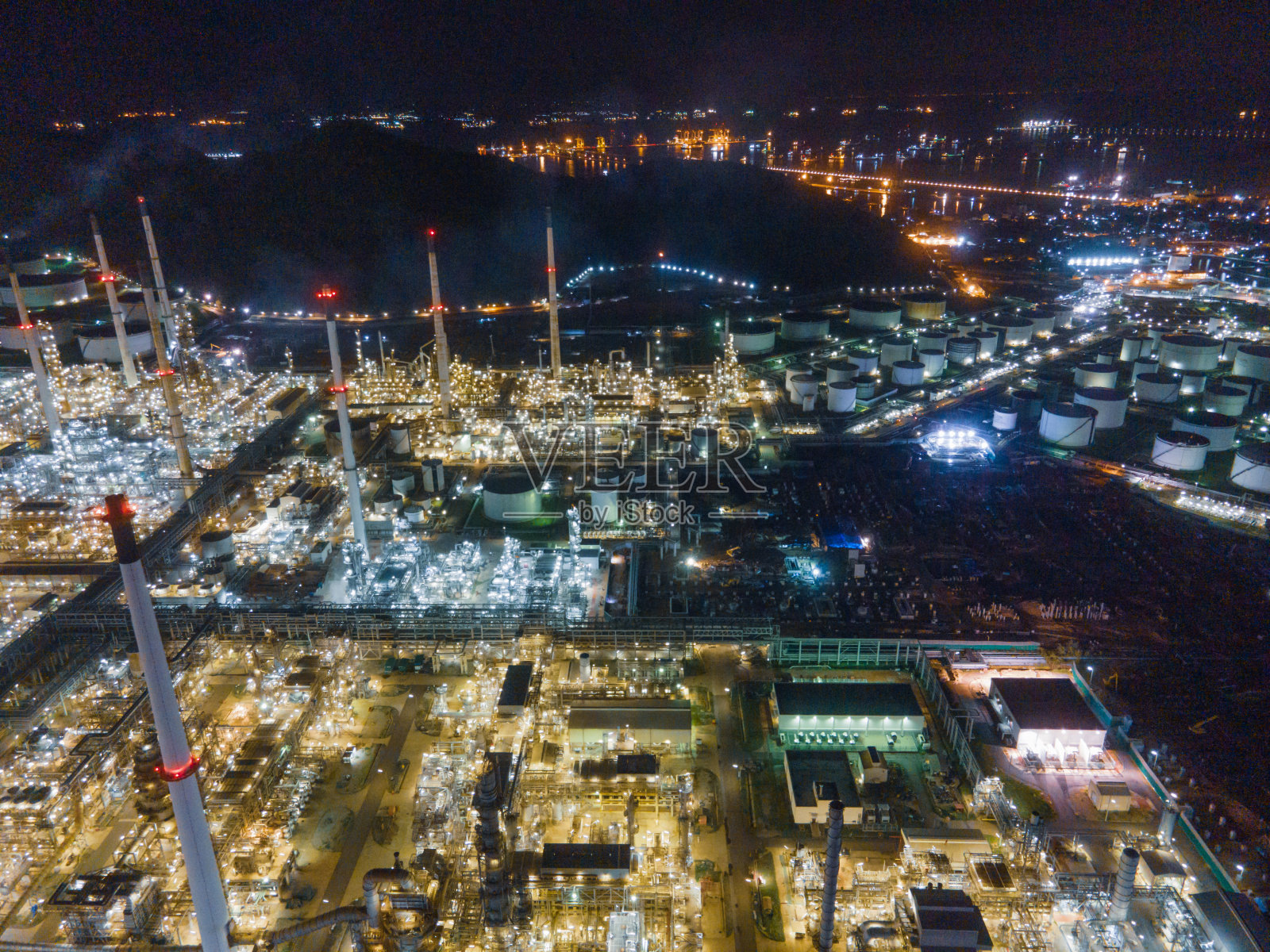 鸟瞰图化工,炼油厂,发电厂与原油储罐工作在日出附近的山和海照片摄影图片