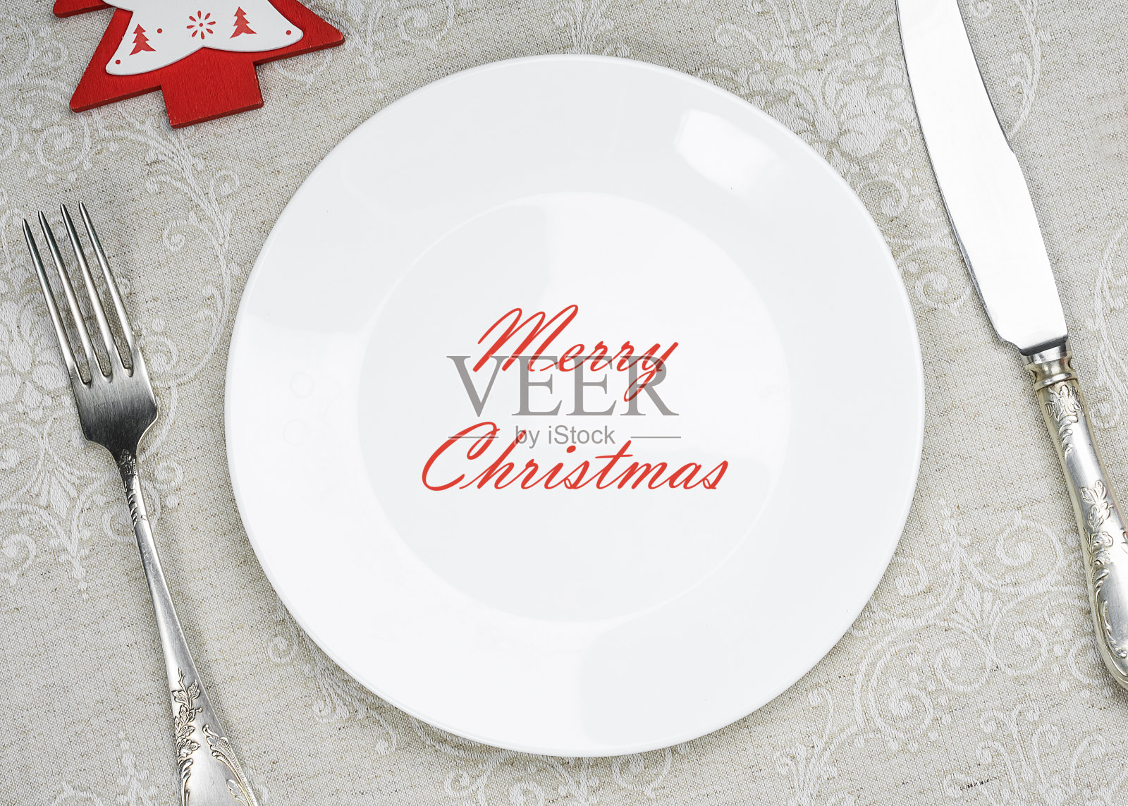 空盘子上写着“圣诞快乐”,还有圣诞和新年的节日装饰菜单。照片摄影图片