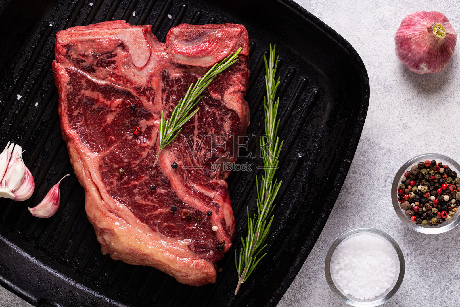 烤盘上的新鲜生t骨牛排照片摄影图片