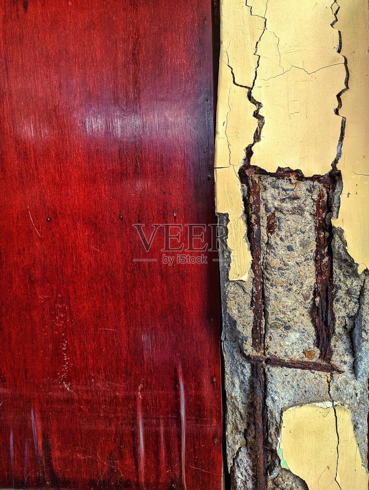 混凝土碎了,里面有生锈的钢筋照片摄影图片