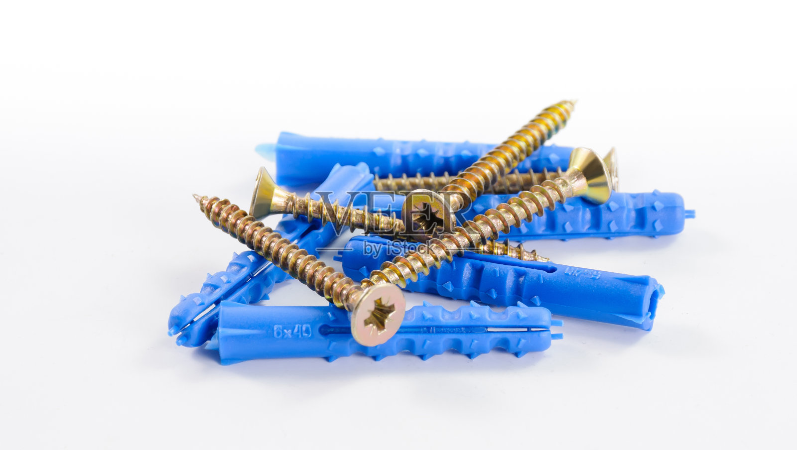 黄铜螺丝和蓝色塑料销子躺在平面上照片摄影图片