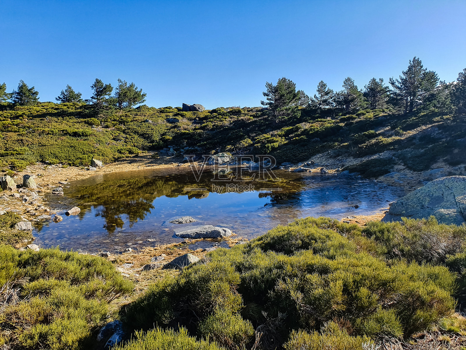 Peñalara冰川马戏团和Peñalara冰川泻湖,在马德里的瓜达拉马山脉。照片摄影图片