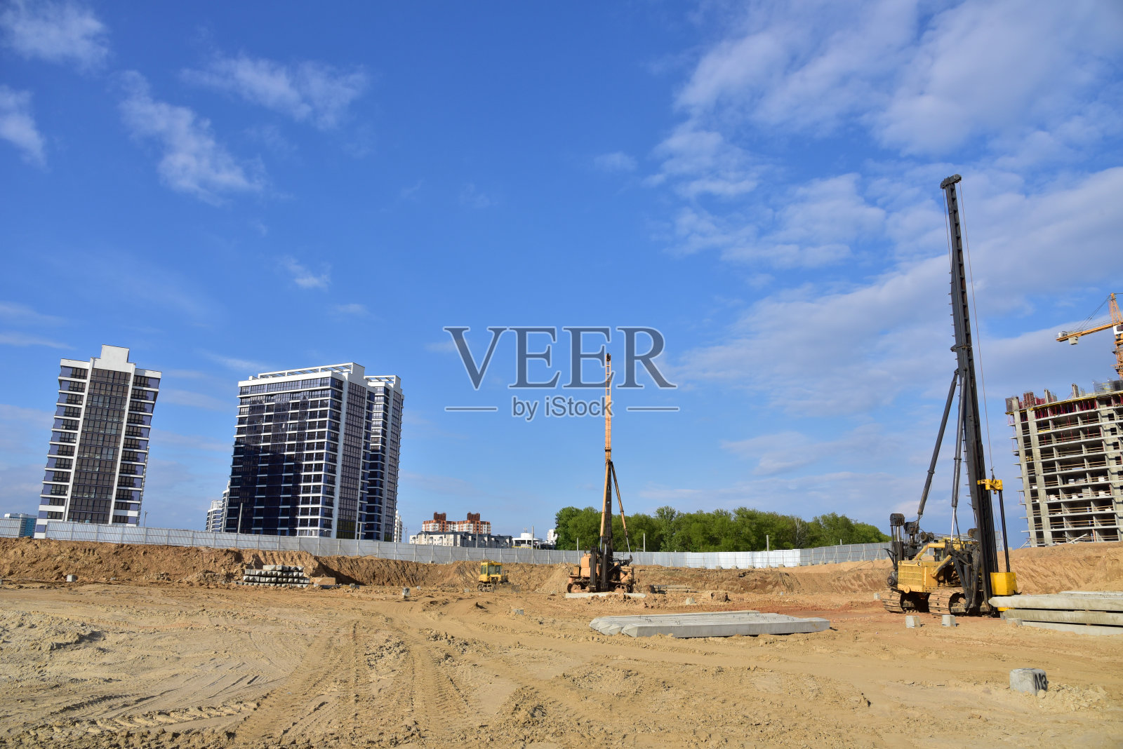 施工现场用机械进行深基础打桩。振动液压锤。照片摄影图片