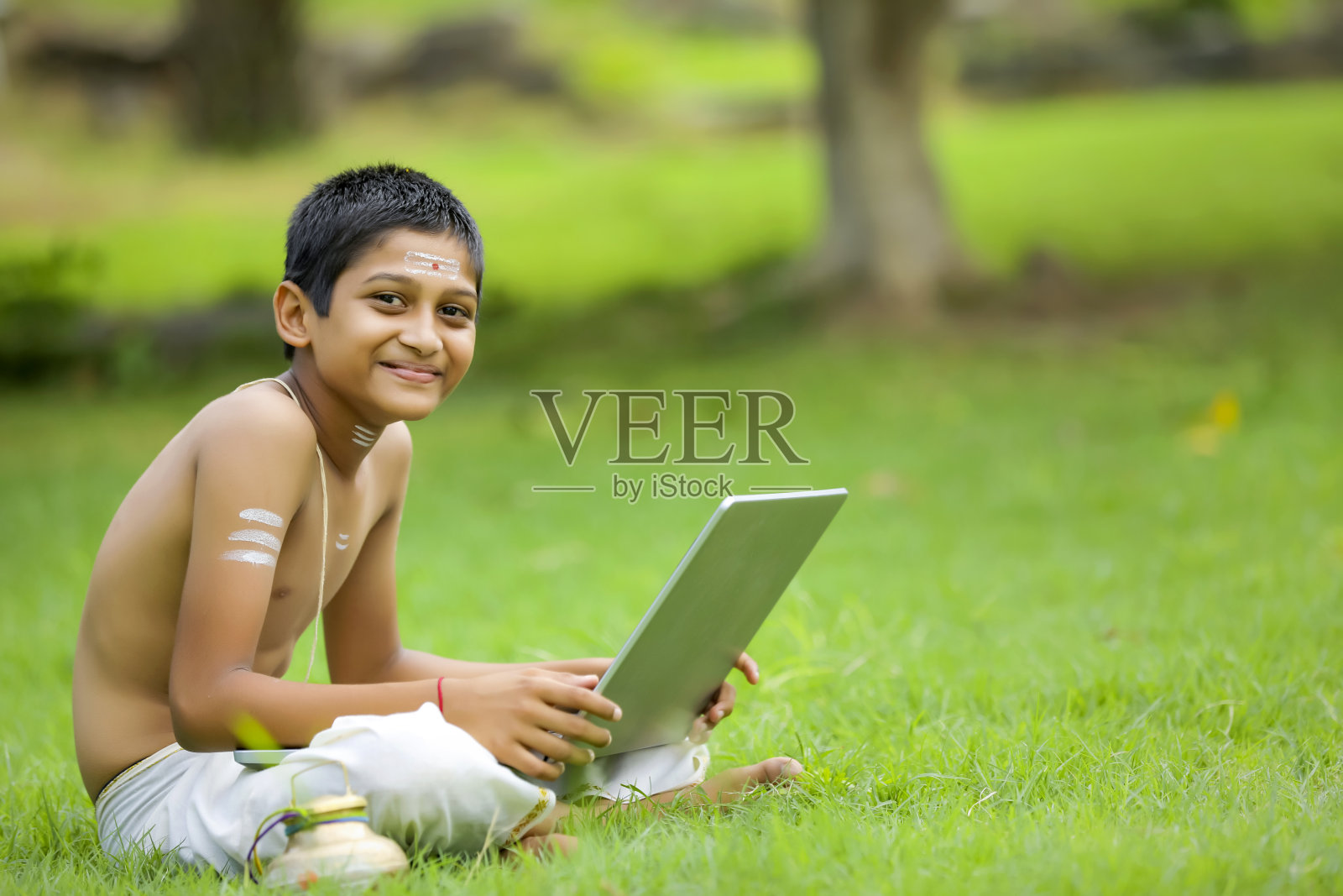 亚洲/印度男孩在笔记本电脑上学习,电子学习概念,在家学习照片摄影图片