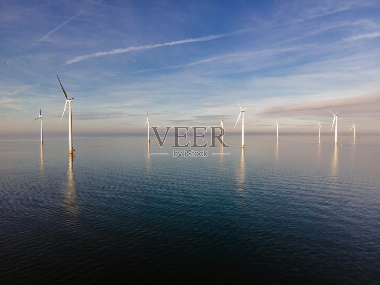 海上风车公园有云和蓝天,风车公园在海上用无人机鸟瞰风力涡轮机照片摄影图片