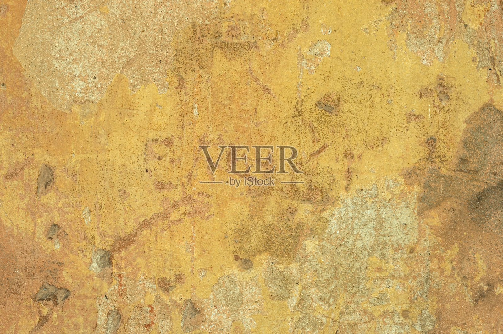 老房子的黄色粘土墙的大碎片有裂缝和粗糙,剥落了部分灰泥。的背景。粗糙的刷新纹理。空格用于复制文本。照片摄影图片