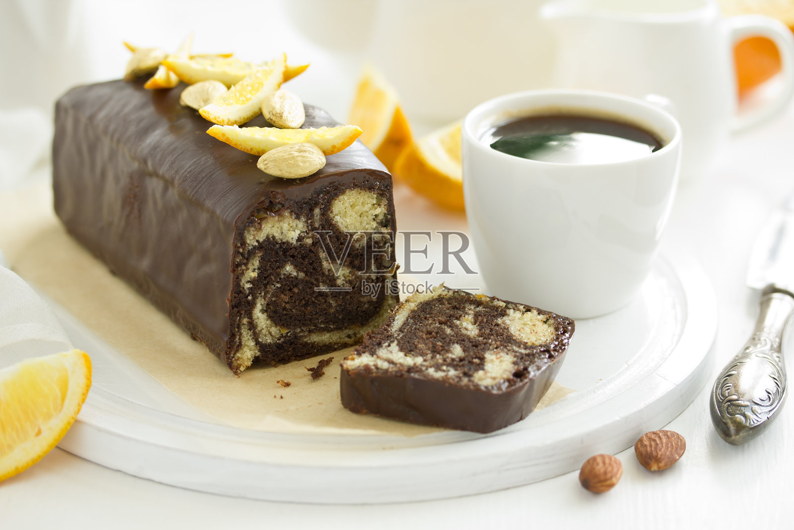 橙色巧克力松饼。自制烘焙。有选择性的重点。照片摄影图片