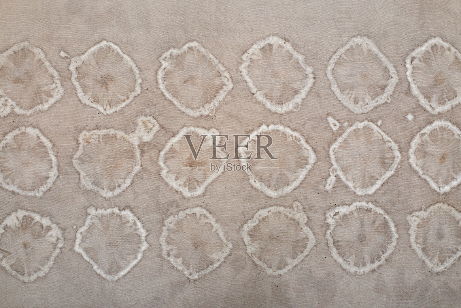 用shibori染色技术手工染布条的碎片照片摄影图片