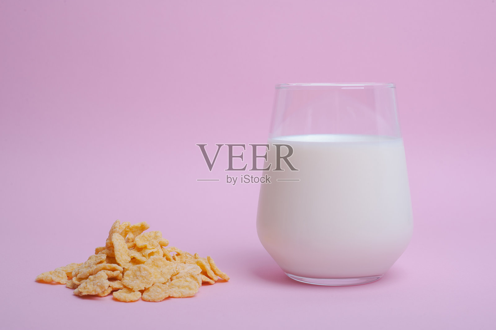 健康早餐一杯牛奶,旁边是玉米片照片摄影图片