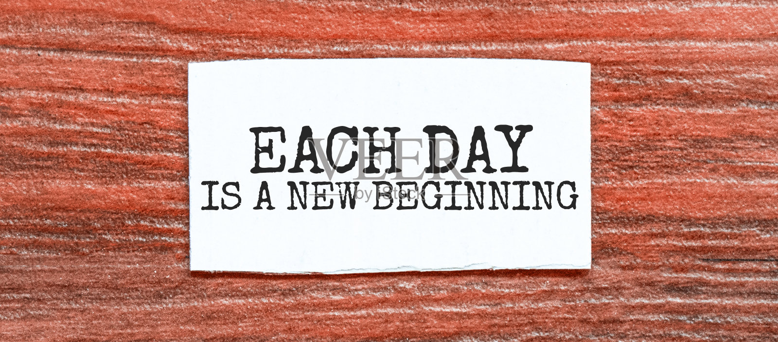 每一天都是一个新的开始,在红木背景上的一张纸上照片摄影图片