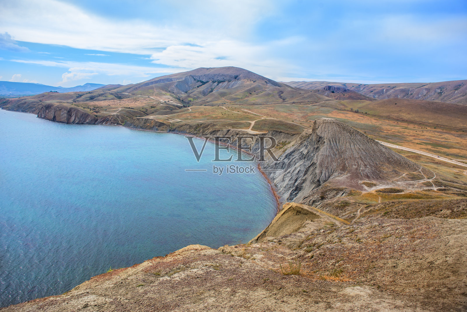 海礁湖,海岸附近有山脉照片摄影图片