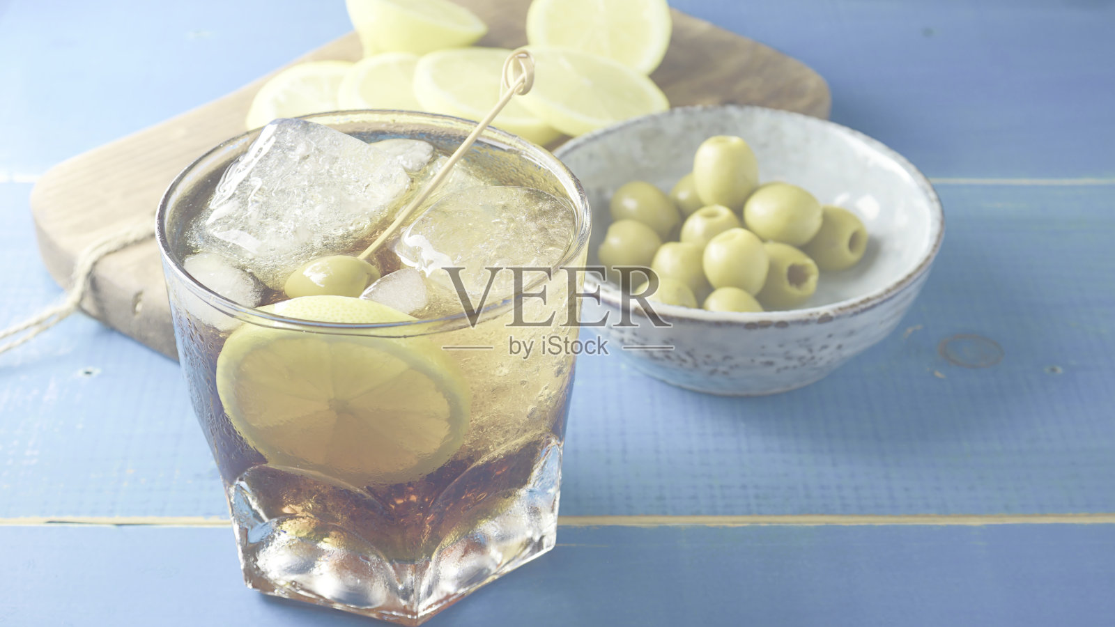 这是一款典型的西班牙开胃酒,带有罗纹、橄榄、胡椒和柠檬片照片摄影图片