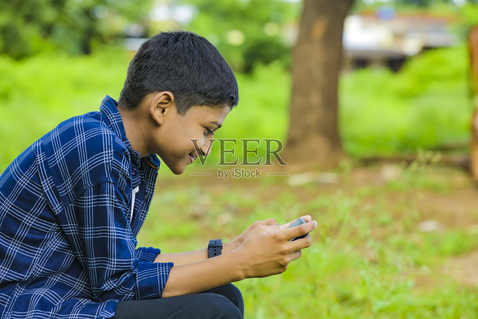 可爱的印度男学生在家用平板电脑在线学习照片摄影图片