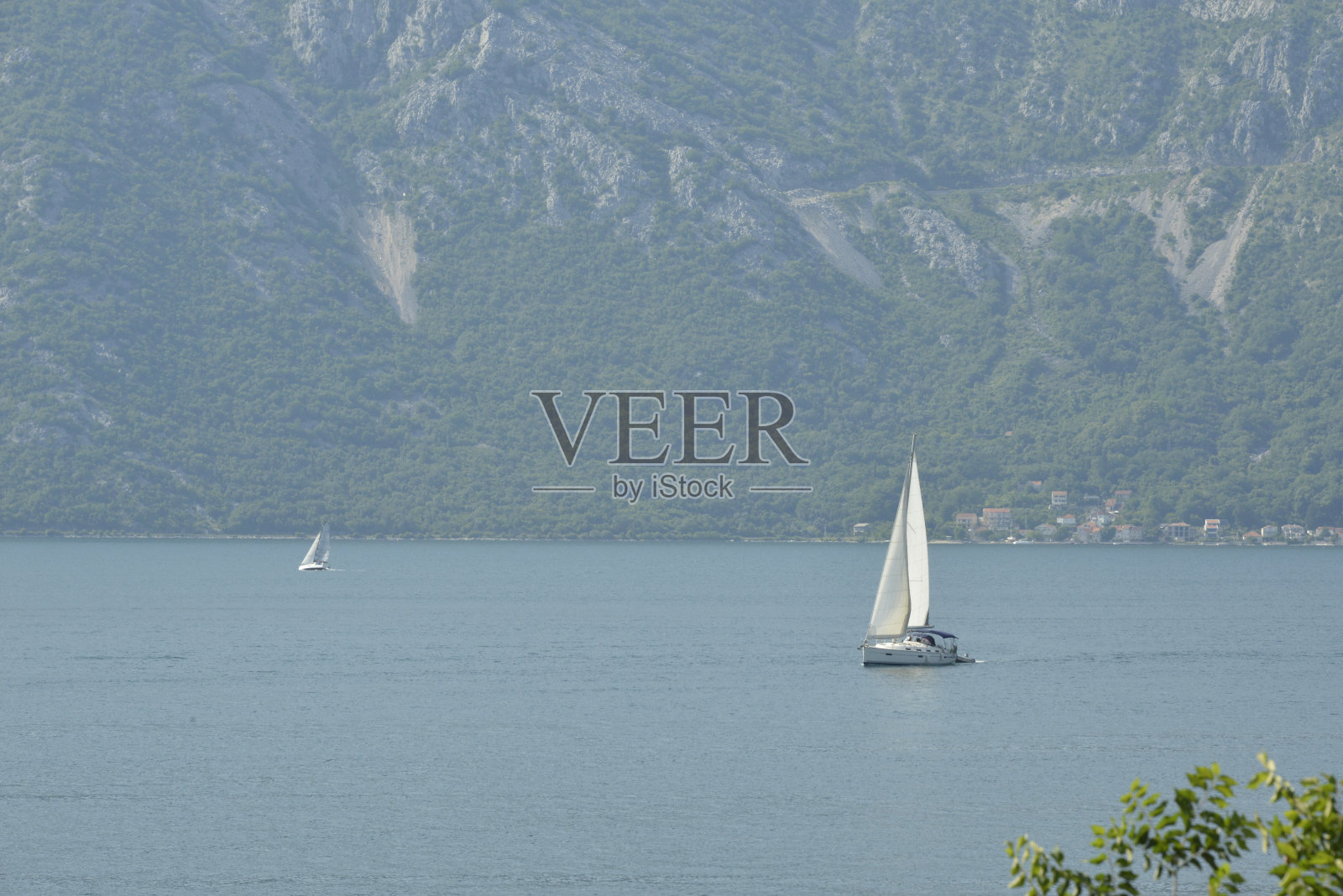 在科托尔湾的帆船照片摄影图片