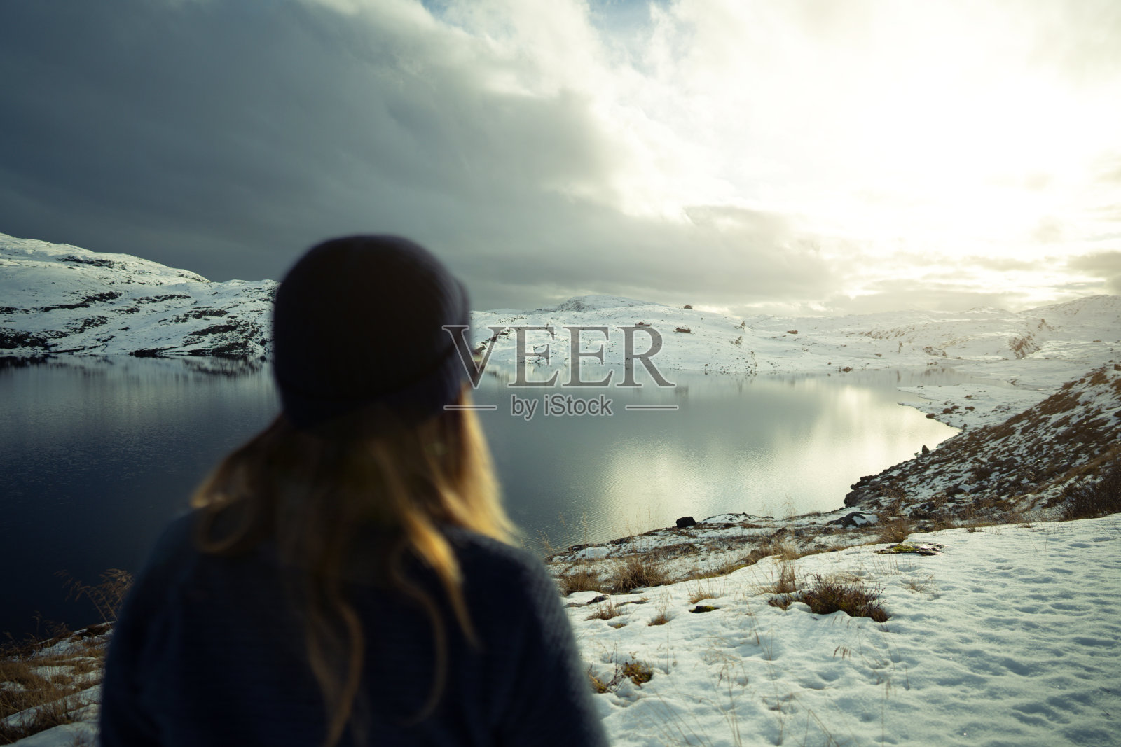在挪威的湖边徒步旅行的女人:冬天的颜色和心情照片摄影图片