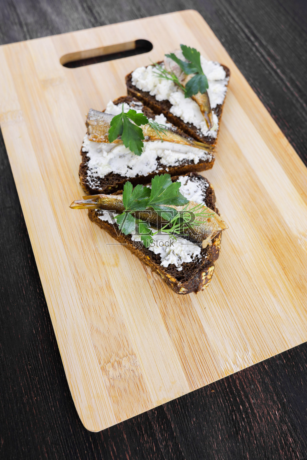 夹心三明治放在木板上照片摄影图片