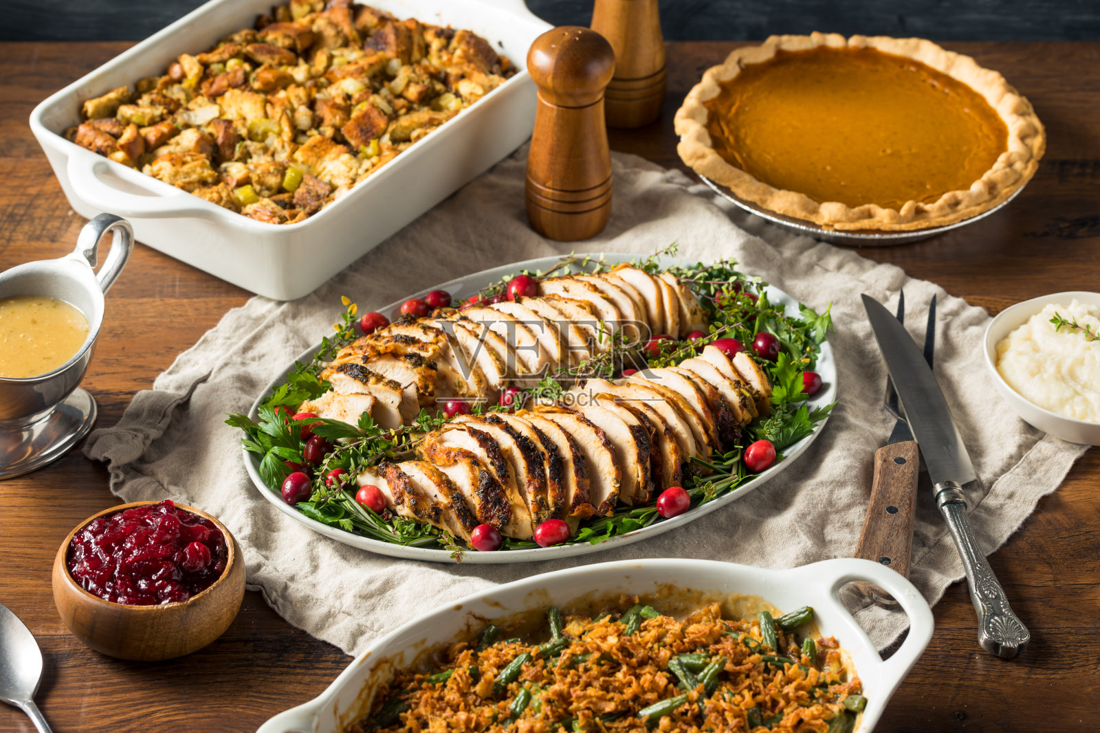 自制感恩节火鸡拼盘晚餐照片摄影图片