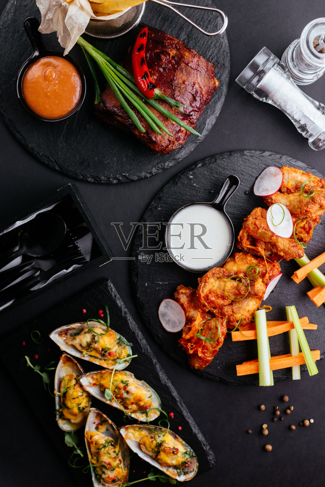 亚洲风味鸡翅配新鲜蔬菜照片摄影图片