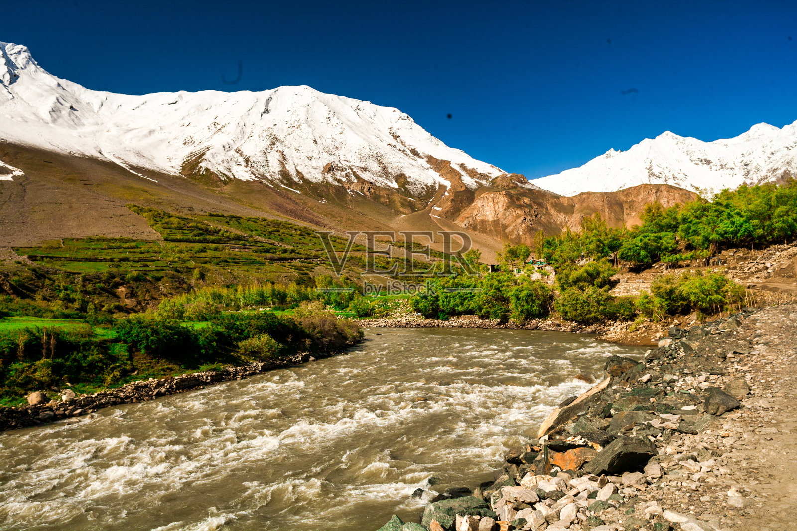 山间的河流照片摄影图片
