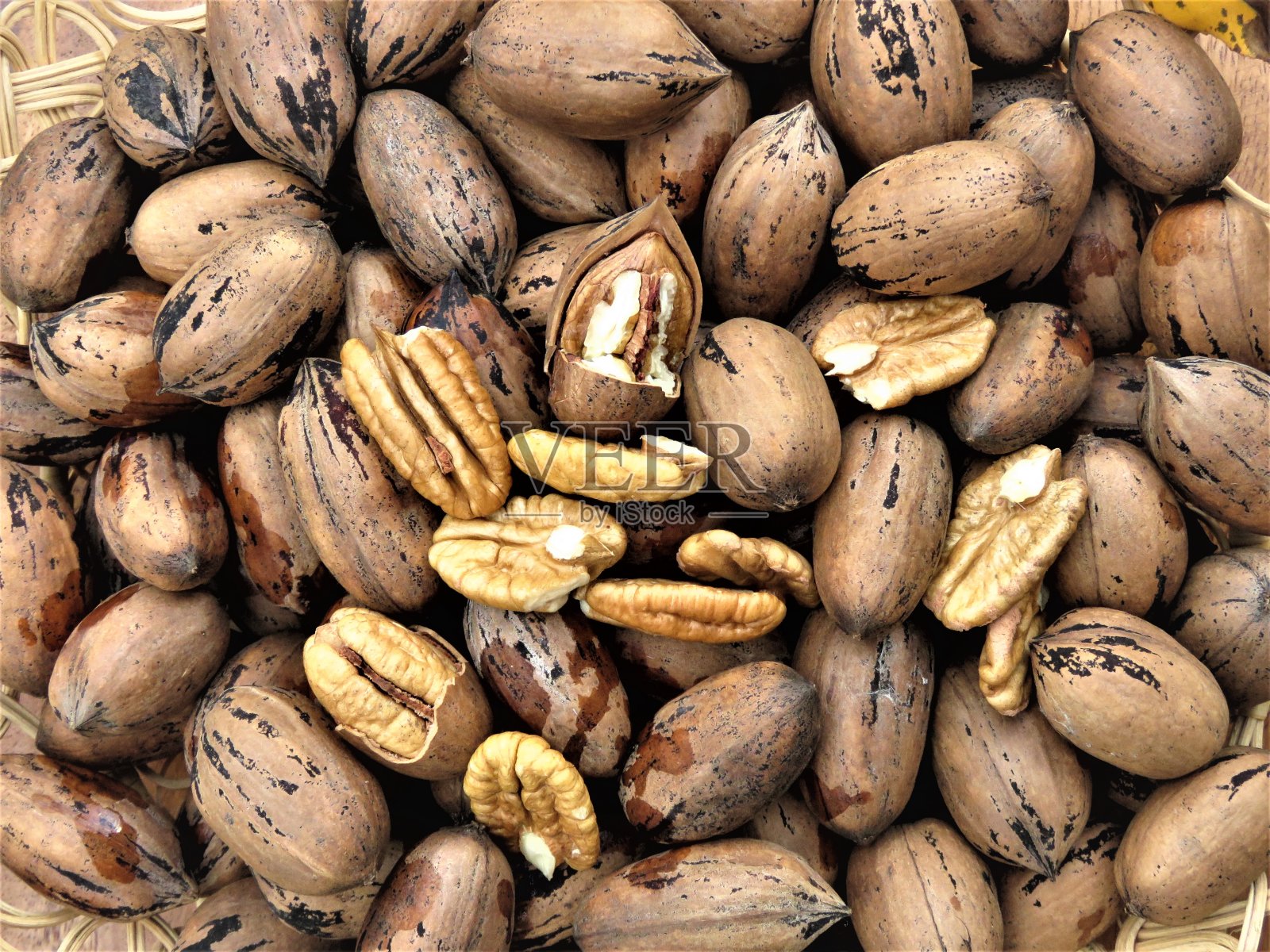 山核桃,整个和去壳,全框架特写照片摄影图片