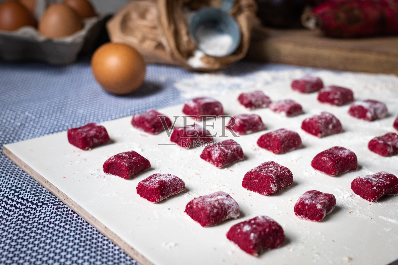 甜菜根格诺奇照片摄影图片