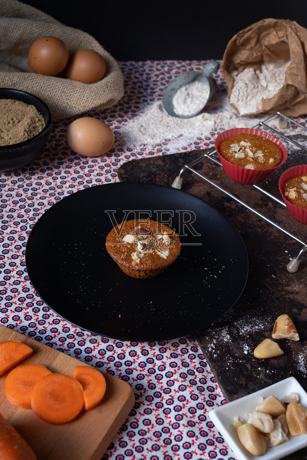 胡萝卜松饼,背景是配料照片摄影图片
