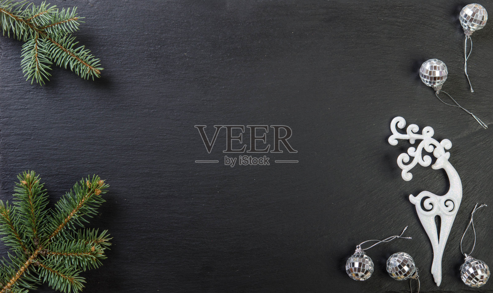 圣诞装饰。白色的鹿和白色的球。照片摄影图片