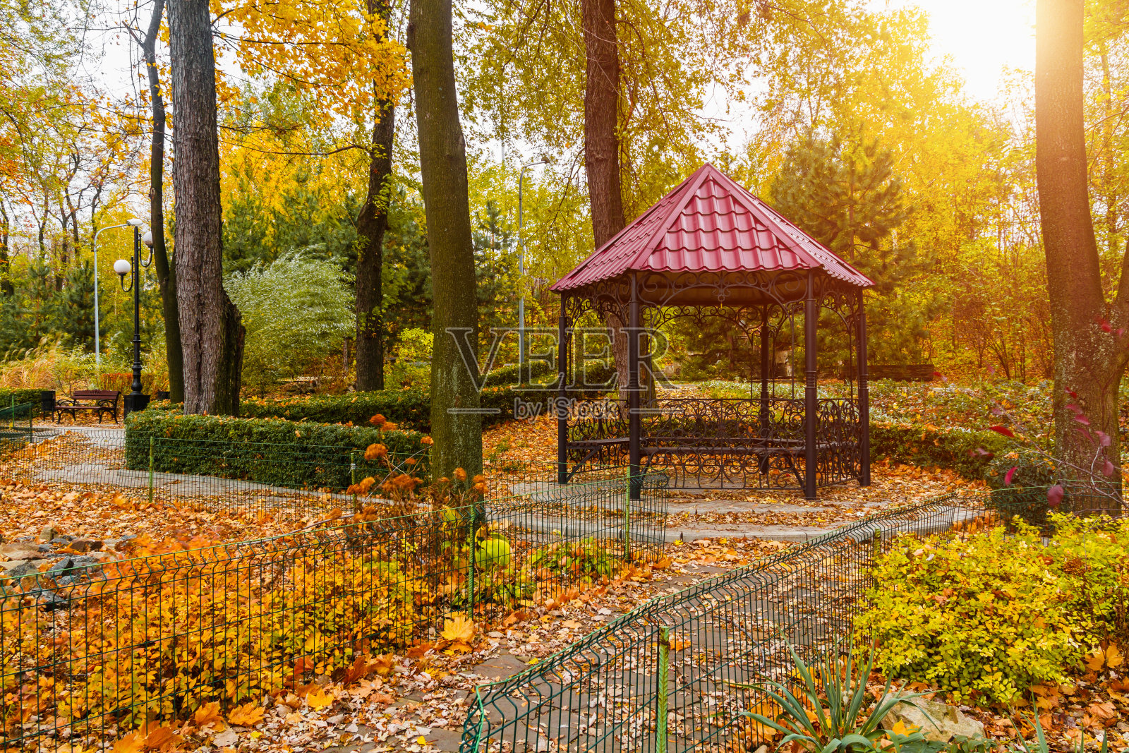 秋日公园里的凉亭照片摄影图片