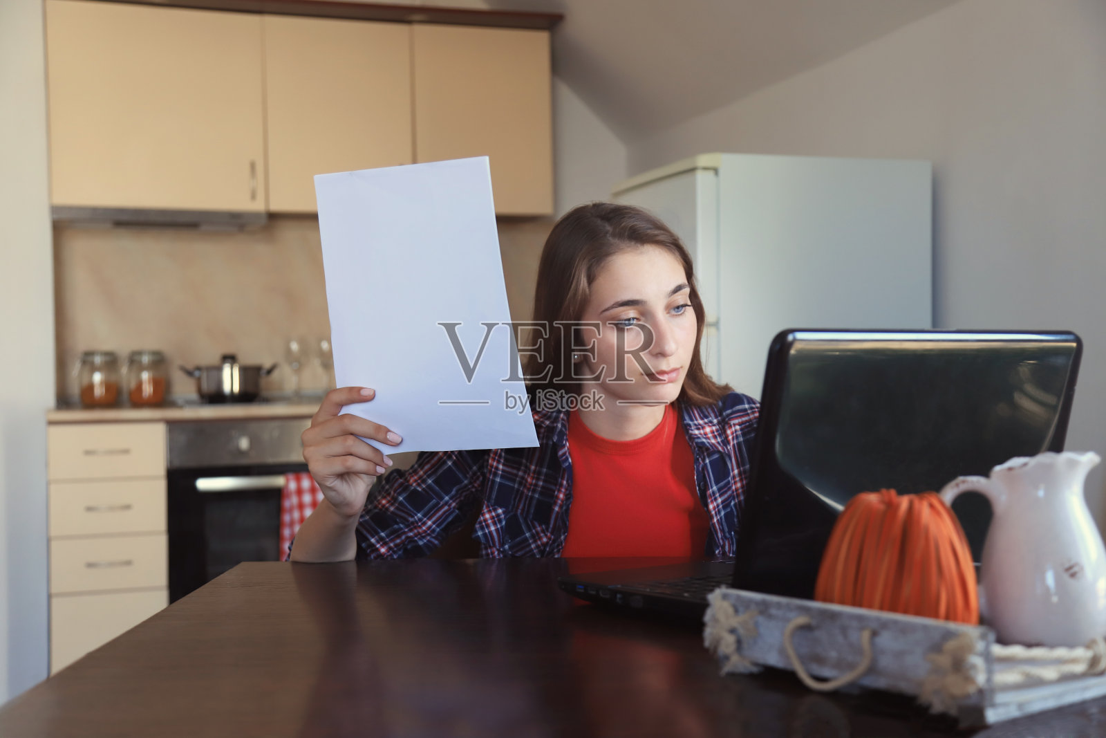 年轻女性在家工作照片摄影图片