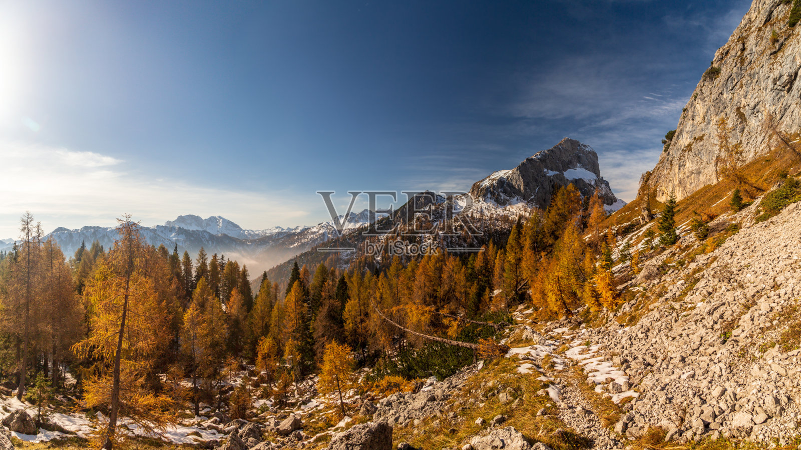 在弗里利- venezgiulia的Dolomiti Friulane的雪秋徒步日照片摄影图片