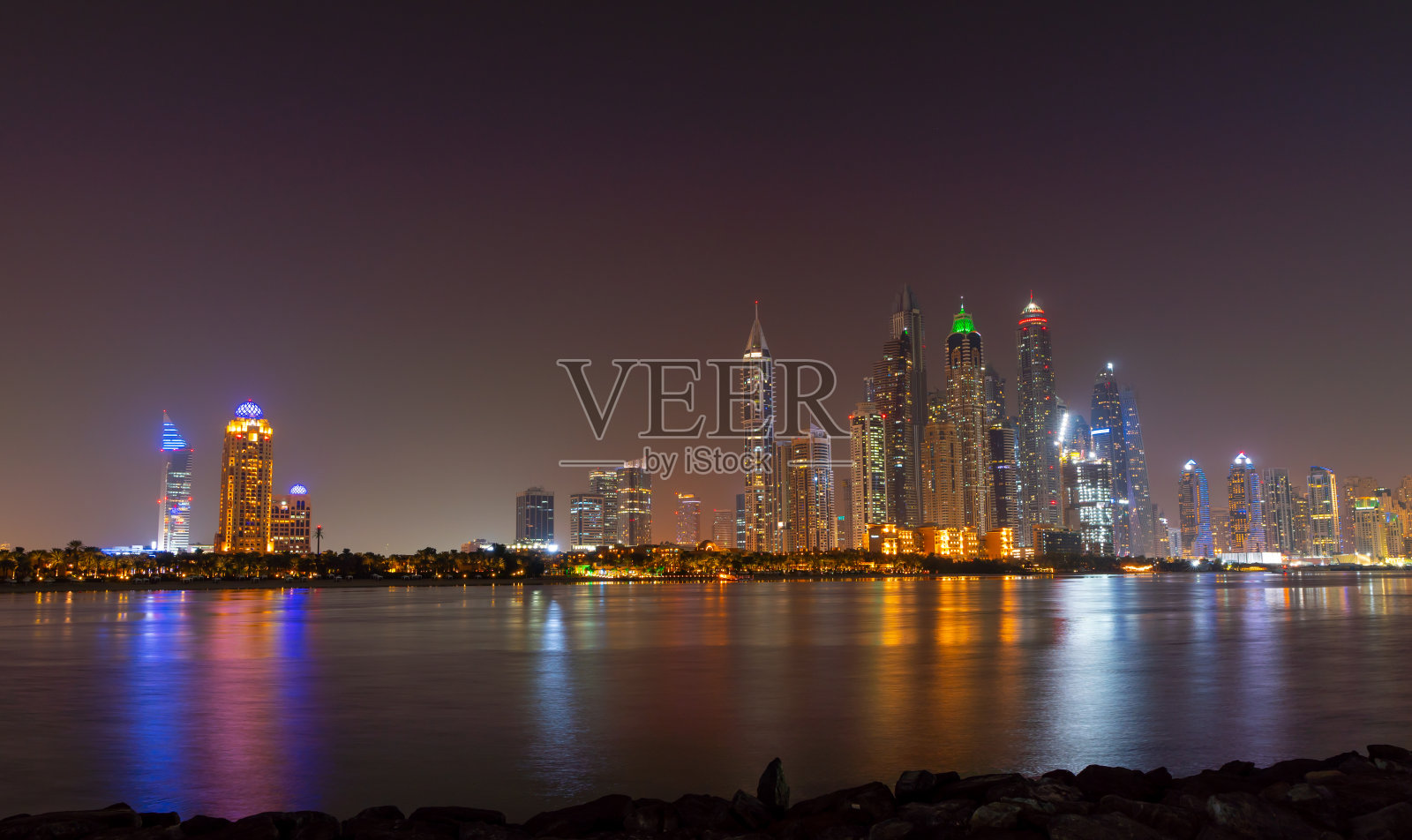 阿联酋迪拜夜间天际线和水面灯光照片摄影图片