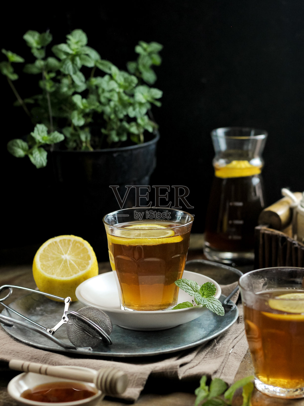 早上喝一杯加蜂蜜的柠檬茶照片摄影图片