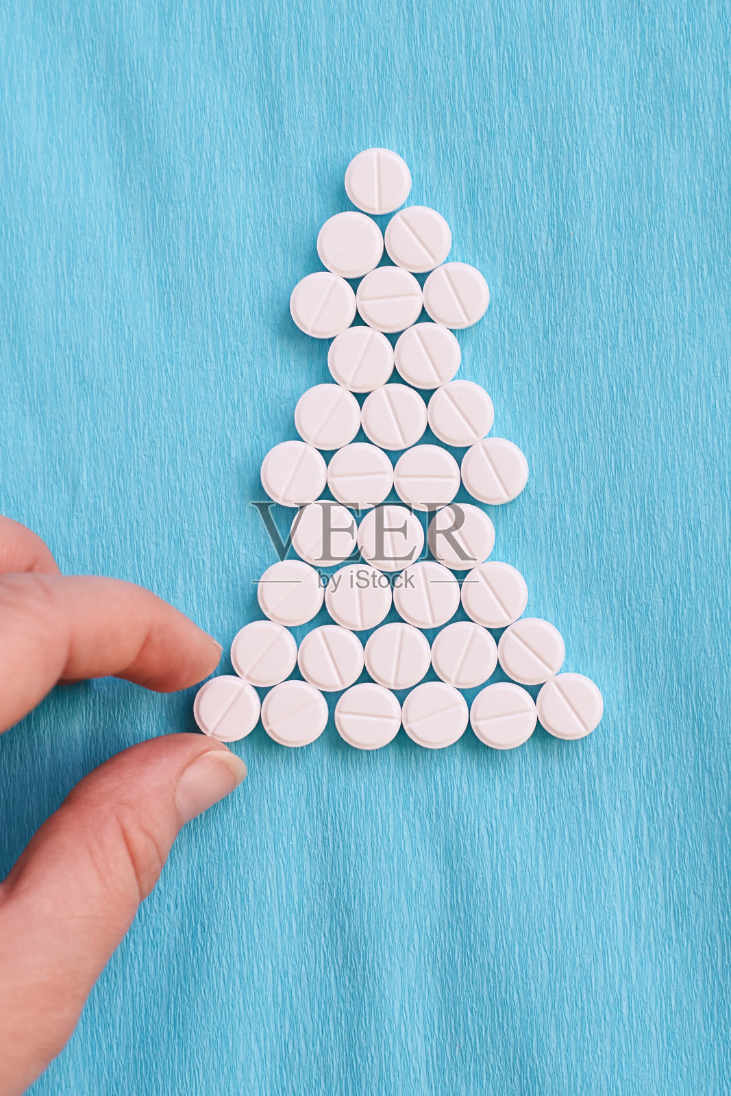 不寻常的树。蓝色背景。白色的平板电脑照片摄影图片