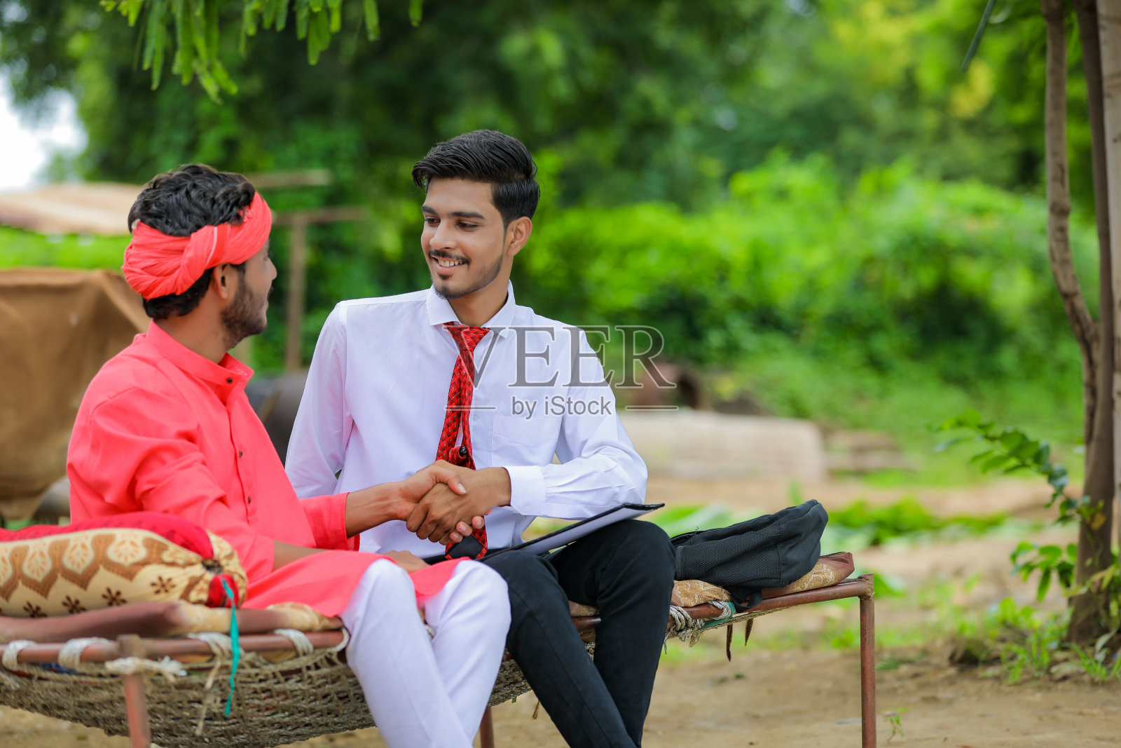 印度农民和银行家或农学家在家握手照片摄影图片