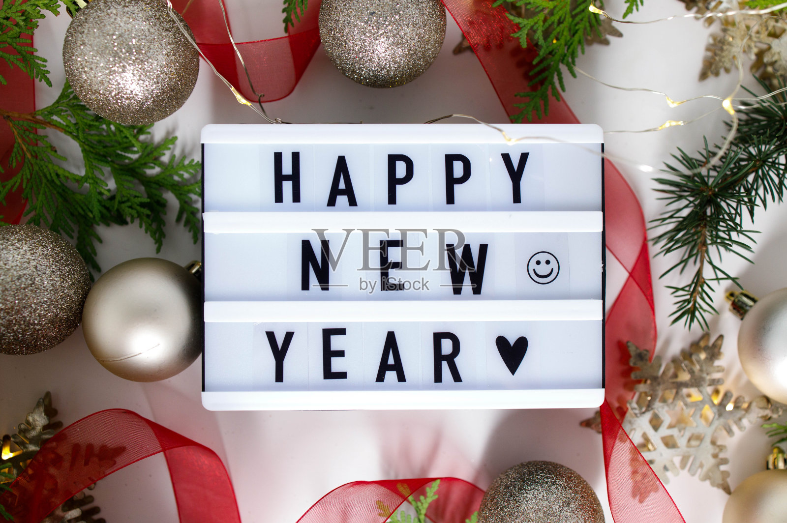 新年前夕,一个老式灯箱上展示着新年快乐照片摄影图片