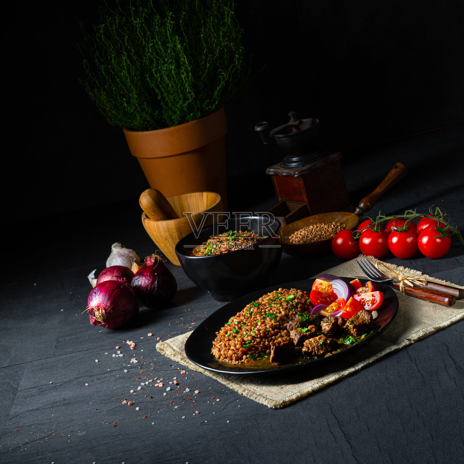 烤荞麦和牛肉炖牛肉照片摄影图片