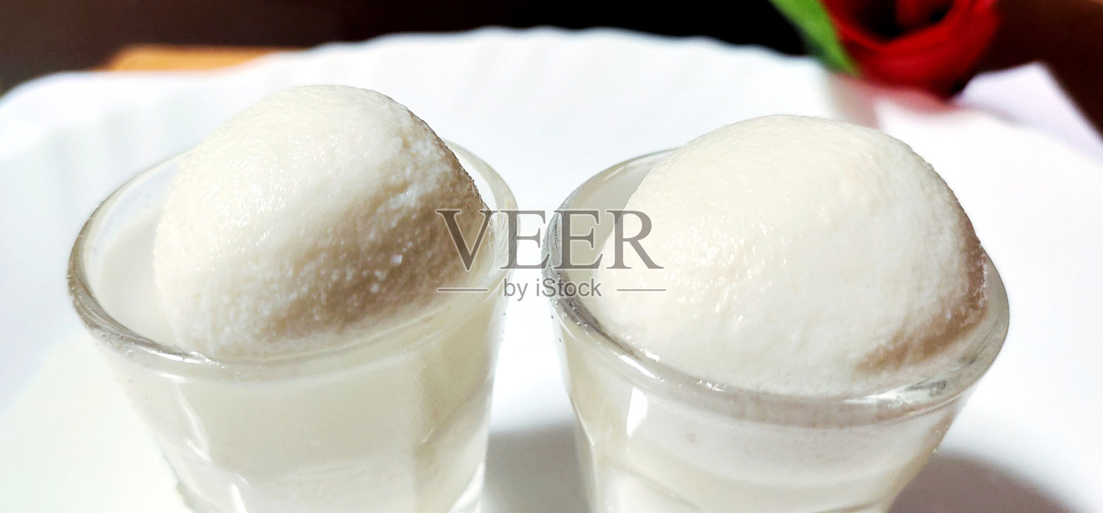 Rasgulla也被称为Rosogolla, Roshogolla, Rasagola, Ras Gulla是一种在印度很受欢迎的糖浆甜品。照片摄影图片