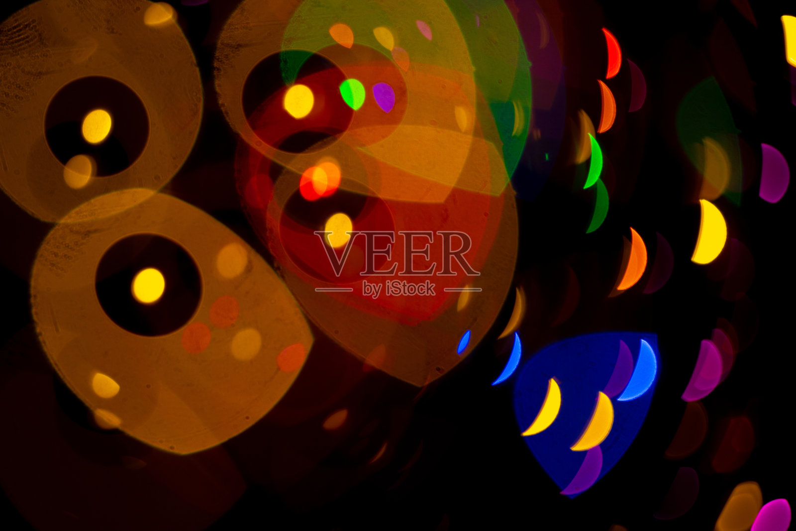 摘要圣诞散景背景与彩色灯光在黑暗的背景照片摄影图片