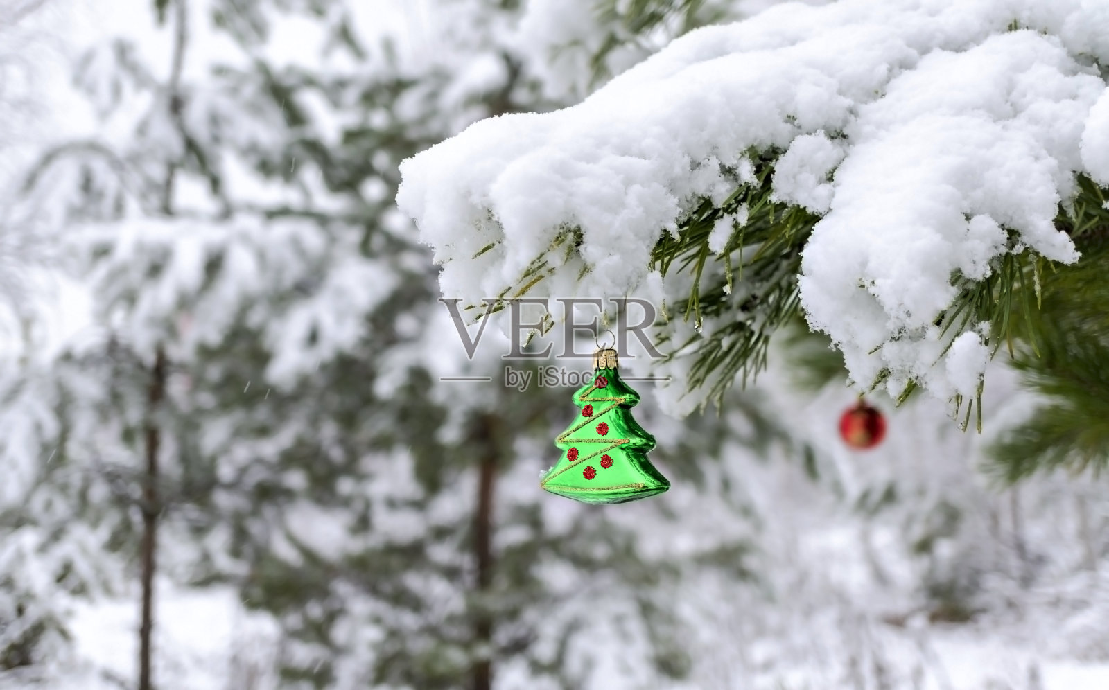 圣诞背景与圣诞玩具在一个雪山松枝与复制空间照片摄影图片