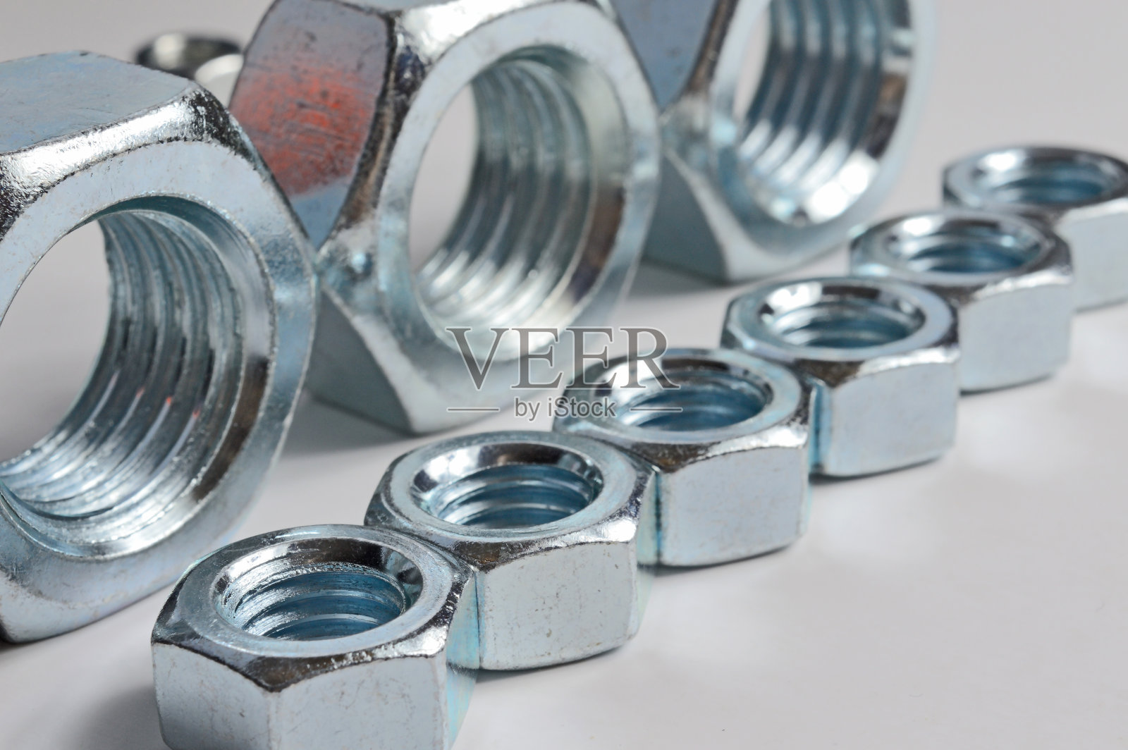 大螺母和小螺母。照片摄影图片