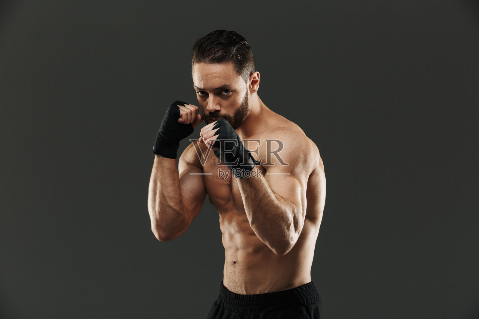 一个强壮的赤膊运动员的肖像照片摄影图片