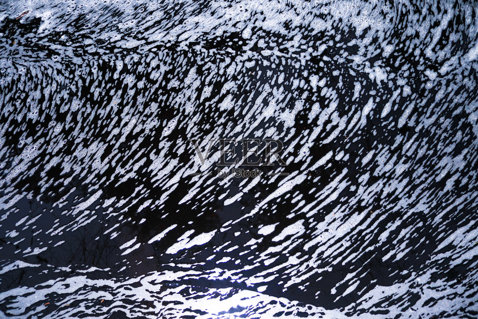 Tyresta国家公园森林水面上的泡沫照片摄影图片