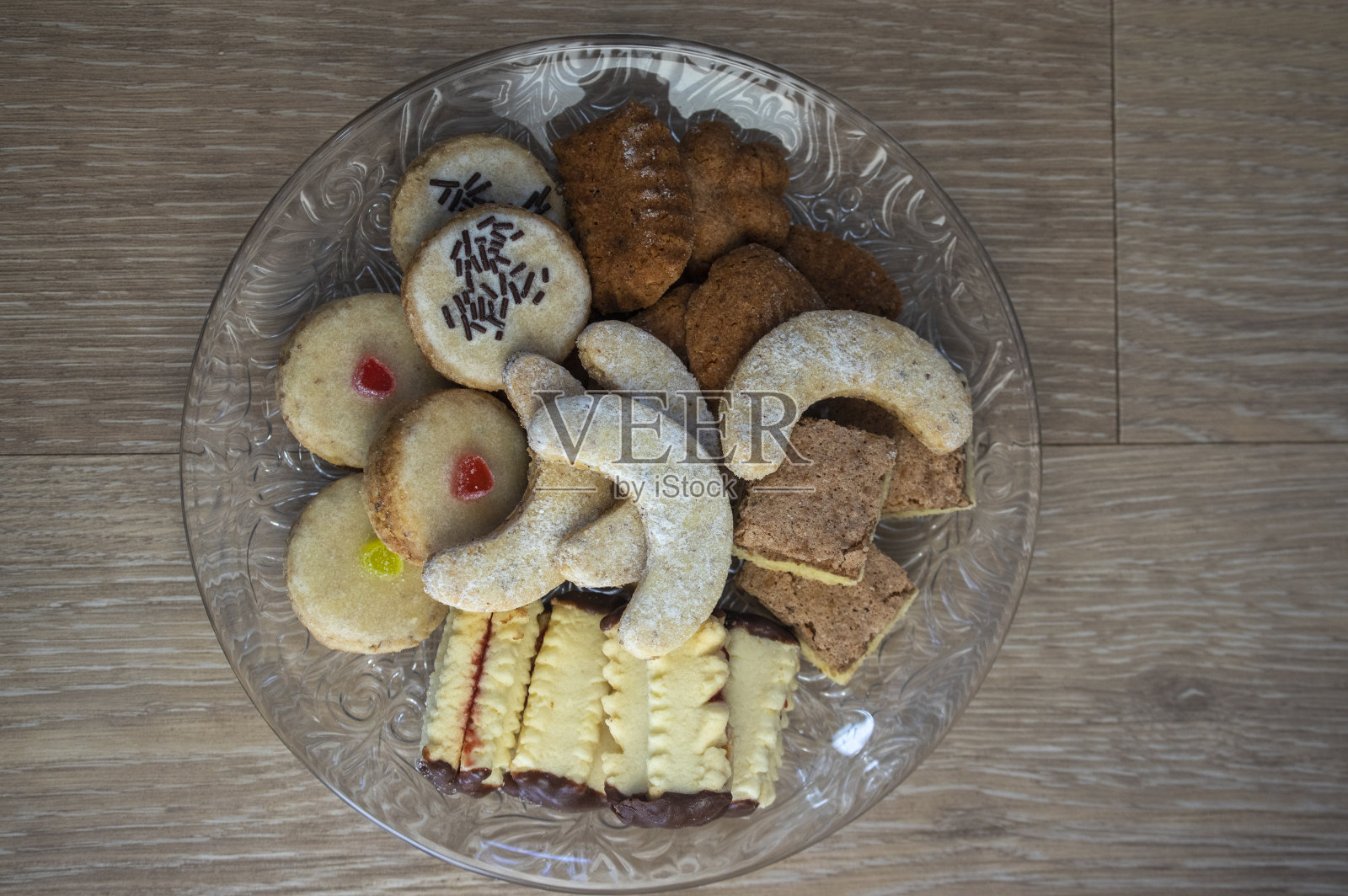 一组美味的甜圣诞饼干,白香草卷,姜饼,林泽和果酱巧克力糖果照片摄影图片