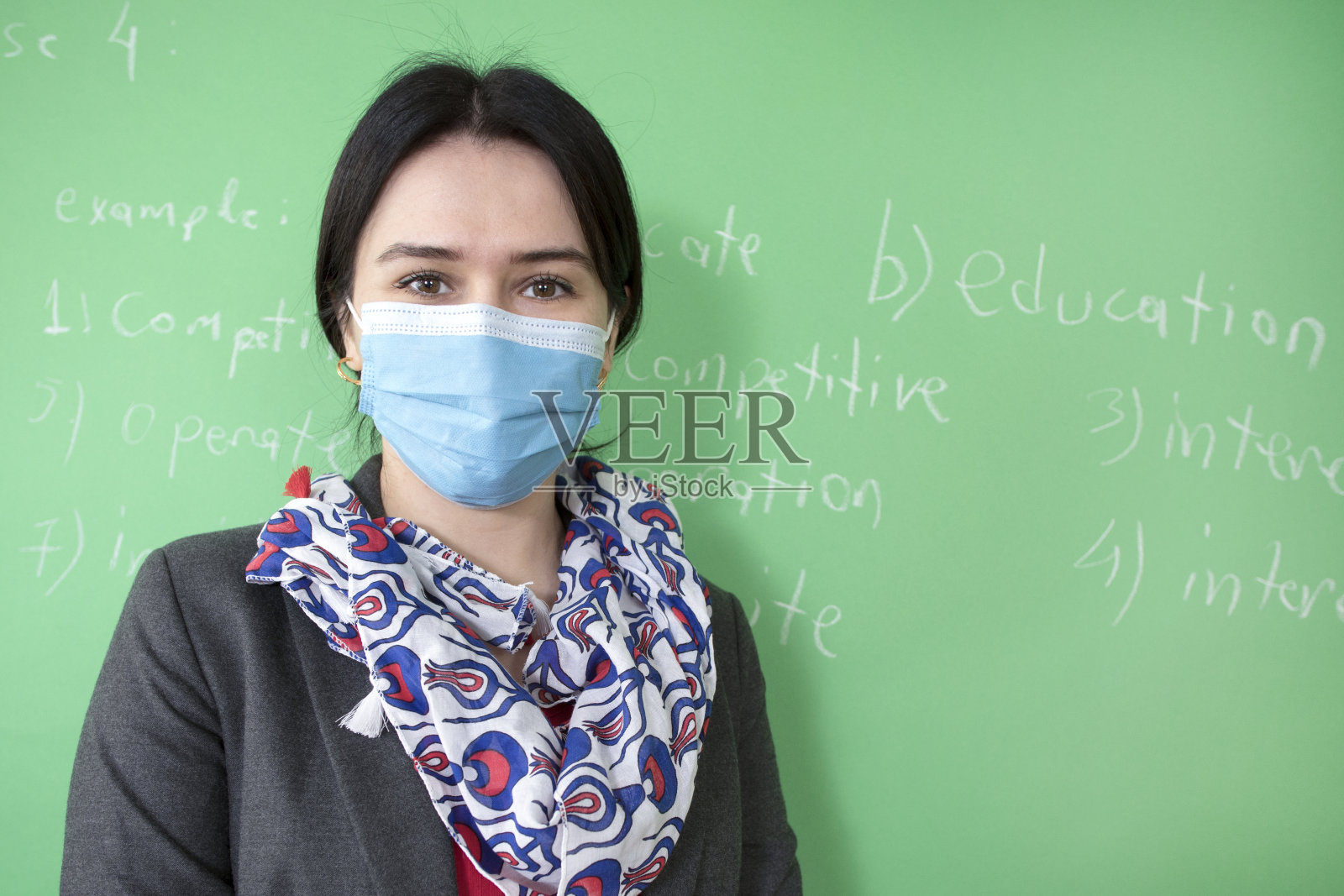 拿着黑板的女老师照片摄影图片