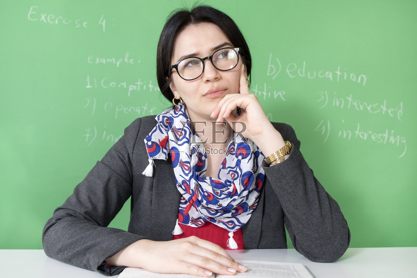 拿着黑板的女老师照片摄影图片