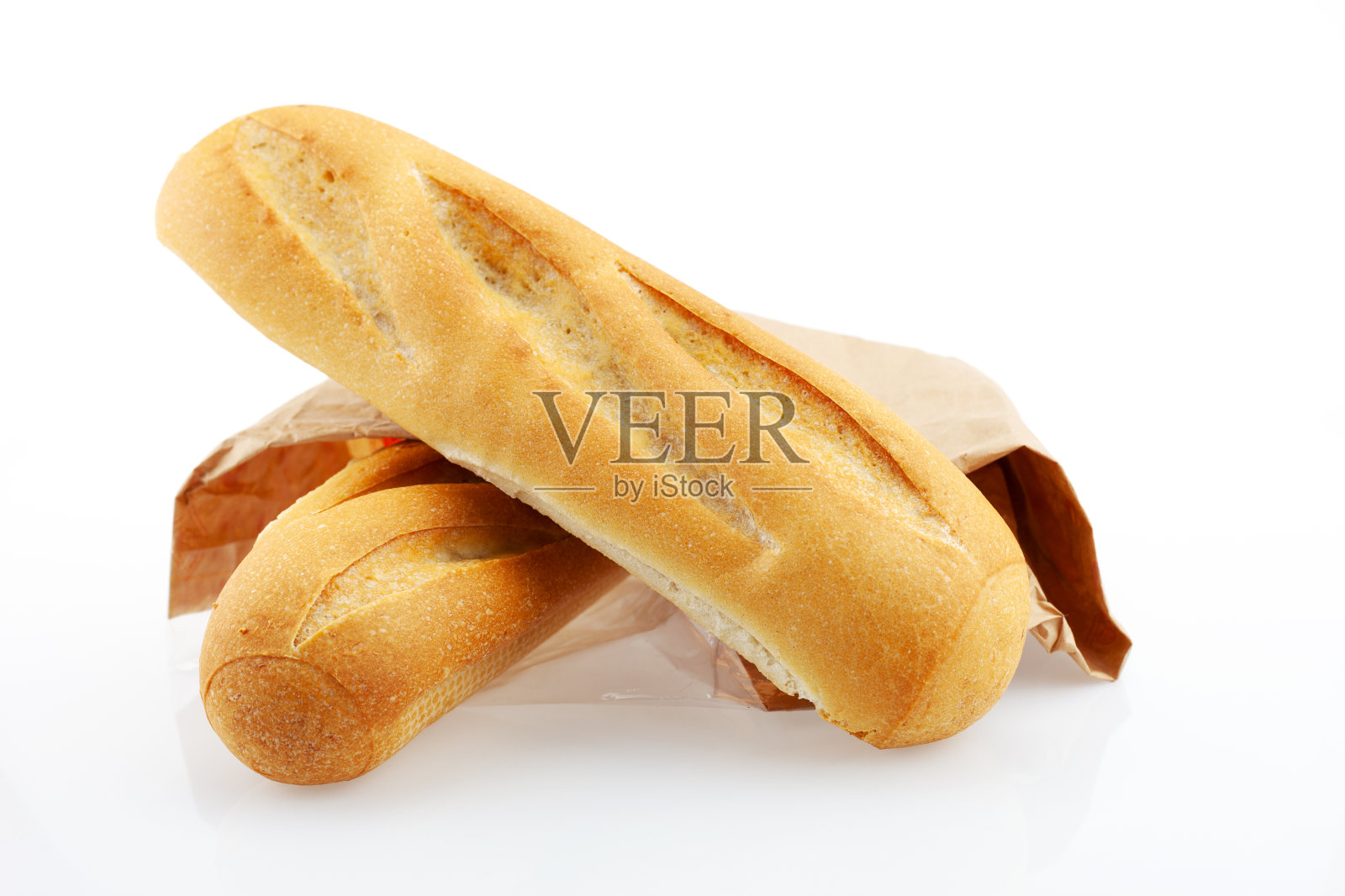 两个面包块孤立在白色背景上。照片摄影图片
