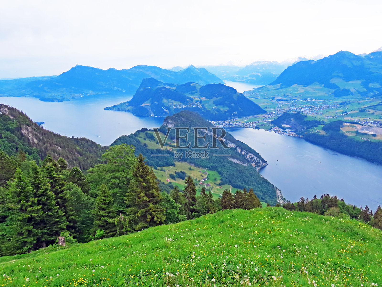 从皮拉图斯山脉(Alpnach - Canton of Obwalden, Switzerland)欣赏卢塞恩湖或Vierwaldstättersee (vierwaldstatersee或Vierwaldsattersee)照片摄影图片