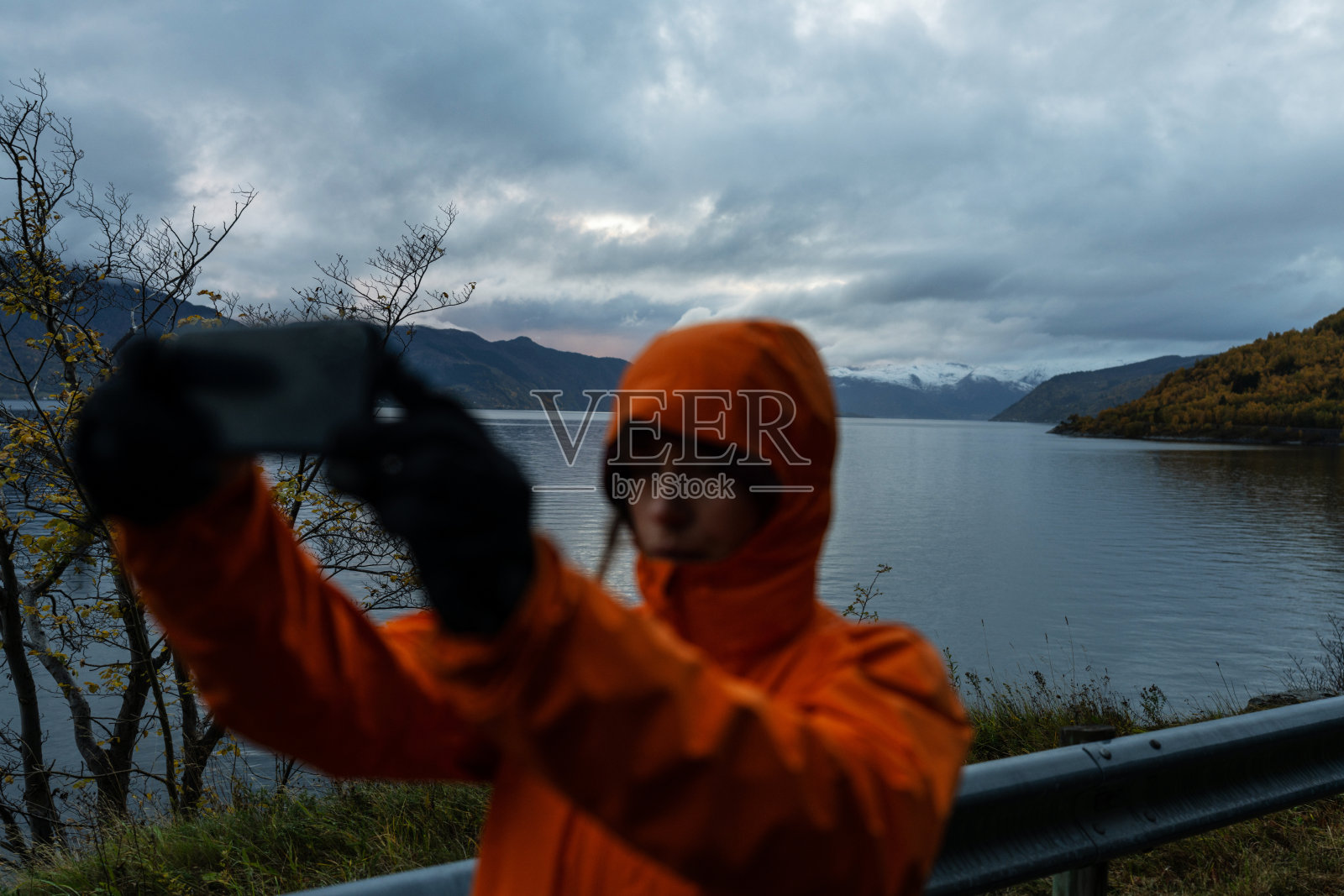 在秋天的心情日,女人徒步在峡湾户外:自拍时间照片摄影图片
