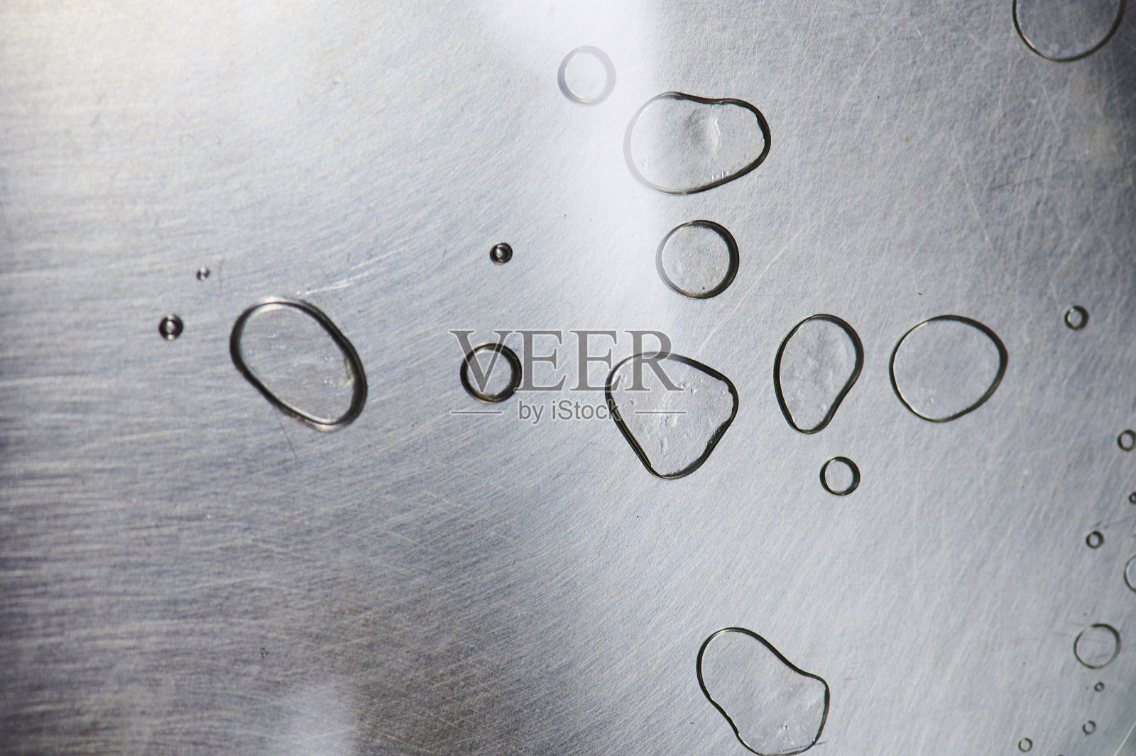 闪亮的金属背景与水气泡照片摄影图片